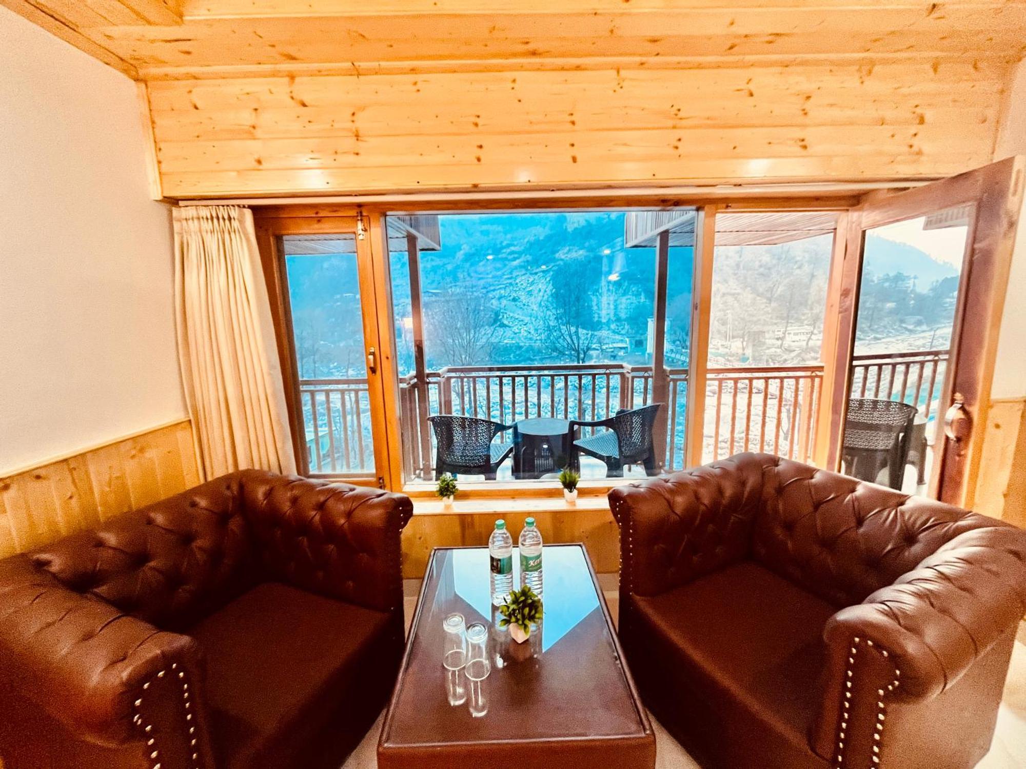 Himalayan Fort Resort, Manali - ! Riverside Property !! Big Lawn With Bonfire !! Best Selling !! Scenic River & Mountais View !! Big Parking !! Luxury Balcony Rooms !! Playing Zone !! Property Of The Year ! M 98160-43600 Exterior photo